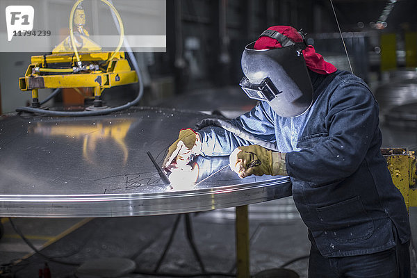 Arbeiterschweißen im Werk