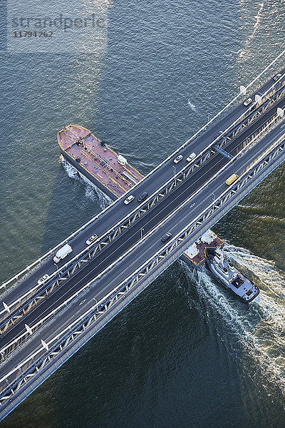 USA  New York City  Barge Segeln unter der Manhattan Bridge auf dem East River  Luftaufnahme