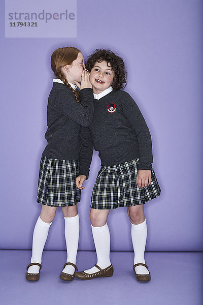 Zwei Mädchen in Schuluniform