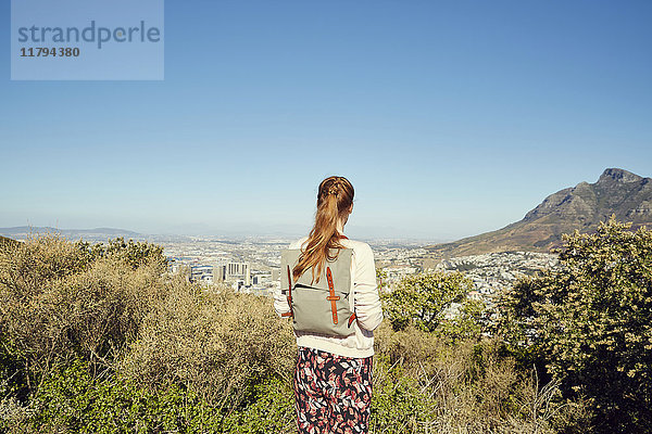 Südafrika  Kapstadt  Signal Hill  junge Frau mit Blick auf die Stadt