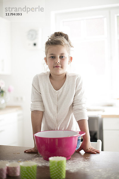 Porträt des kleinen Mädchens beim Backen in der Küche
