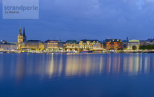 Deutschland  Hamburg  Binnenalster  Blick auf die Stadt am Abend
