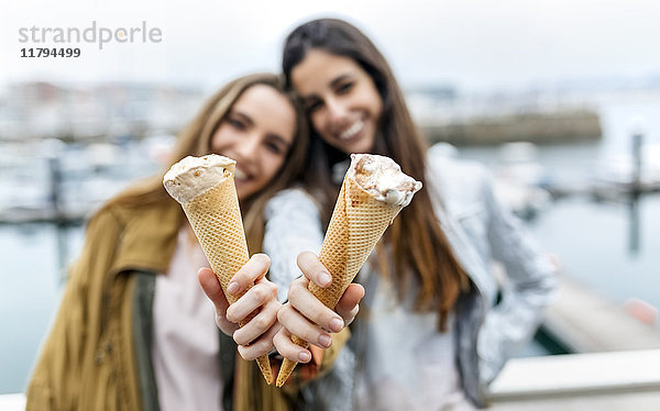 Zwei junge Frauen  die sich mit Eis amüsieren