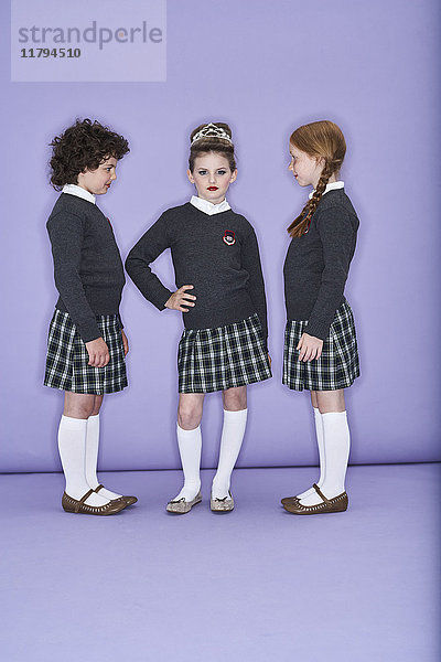 Drei Mädchen in Schuluniform