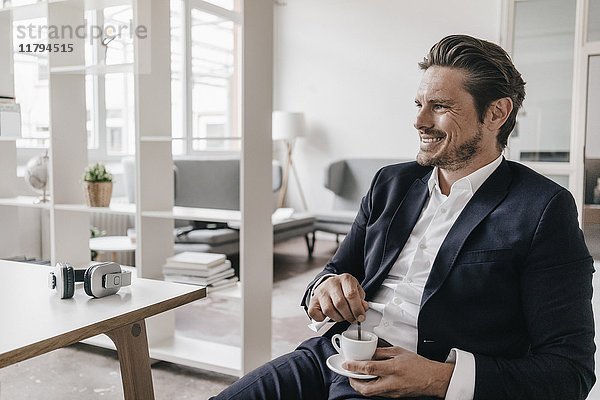 Lächelnder Geschäftsmann bei einer Kaffeepause