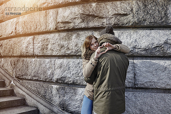 Deutschland  Potsdam  junges verliebtes Paar an der Glienicker Brücke