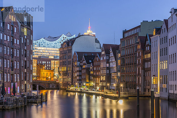 Deutschland  Hamburg  Nikolaifleet  Elbphilharmonie im Hintergrund