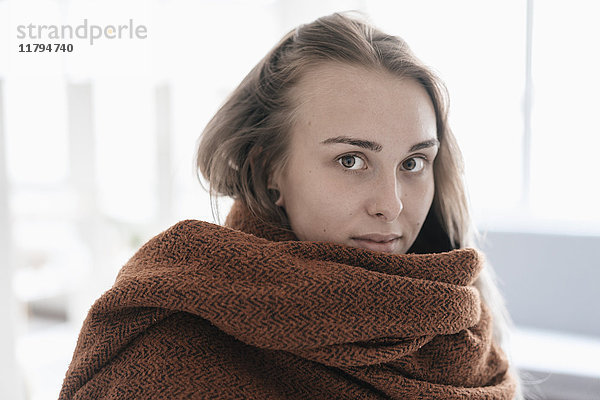 Porträt einer blonden jungen Frau mit Schal