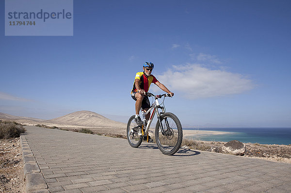 Spanien  Kanarische Inseln  Fuerteventura  Senior auf Mountainbike