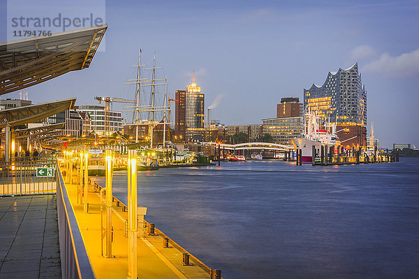 Deutschland  Hamburg  Blick von den Anlegestellen auf das Museumsschiff Cap San Diego und die Elbphilharmonie