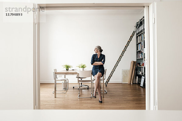 Geschäftsfrau sitzt im modernen Büro