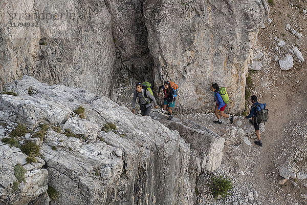 Italien  Freunde klettern in den Dolomiten