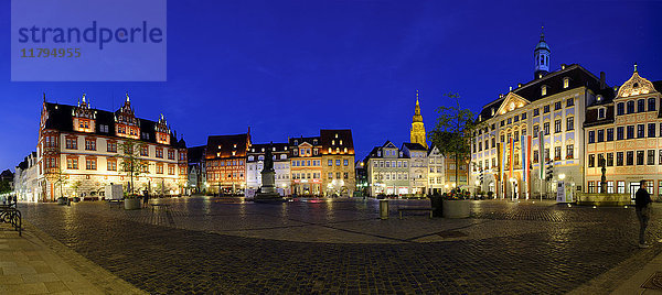 Deutschland  Bayern  Coburg  Marktplatz mit Rathaus und Stadthaus bei Nacht