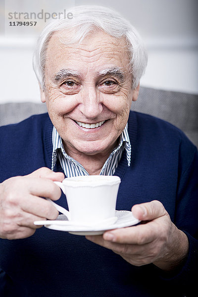 Senior Mann trinkt eine Tasse Kaffee