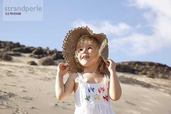 Spanien  Fuerteventura  glückliches Mädchen am Strand