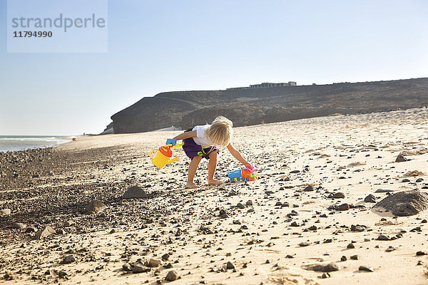 Spanien  Fuerteventura  Mädchen spielt am Strand
