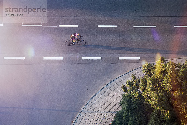 Rennradfahrer auf der Straße  Drohnenfotografie