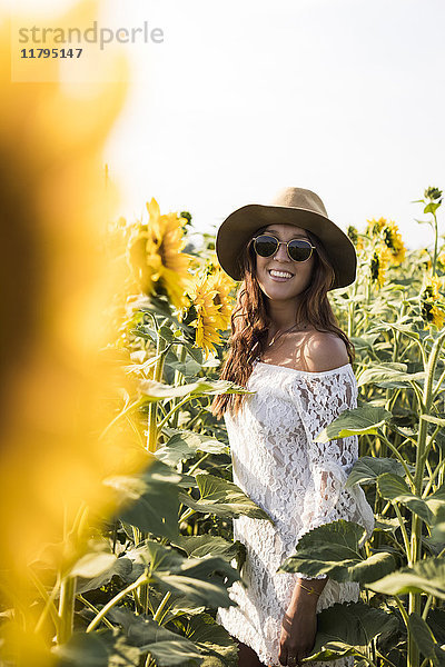 Glückliche Frau im Sonnenblumenfeld