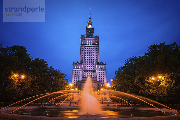 Polen  Warschau  Palast der Kultur und Wissenschaft bei Nacht und Brunnen im Swietokrzyski Park