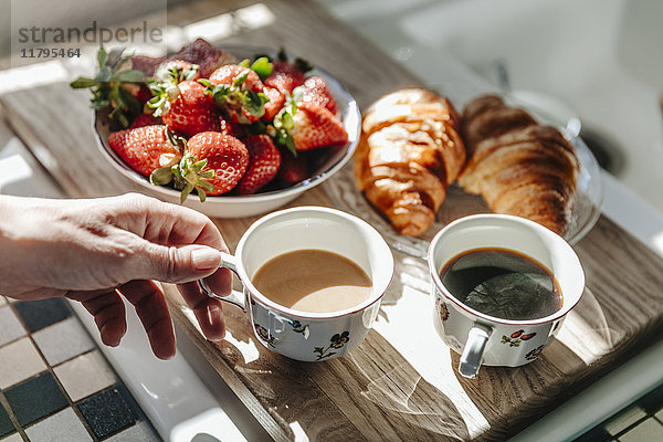 Erdbeeren  Croissants und Kaffee in der Küche
