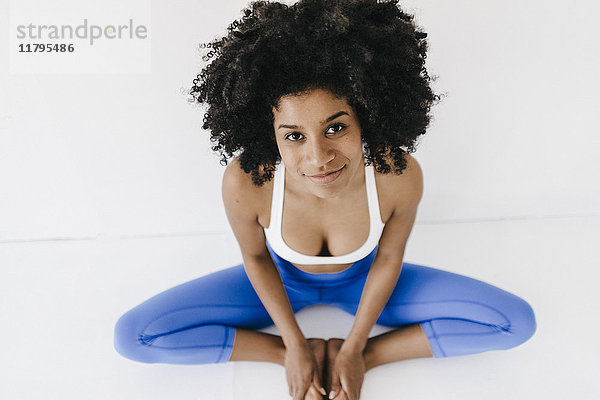 Fitte junge Frau  die Yoga praktiziert
