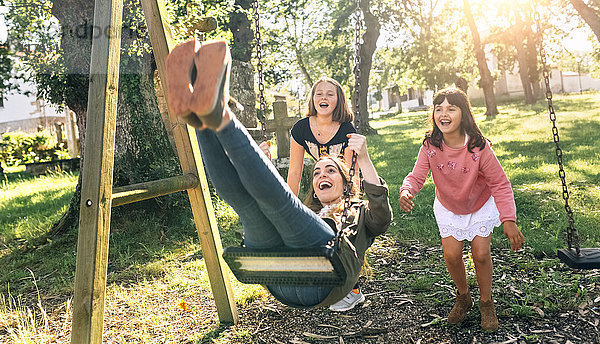 Drei glückliche Mädchen auf einem Spielplatz