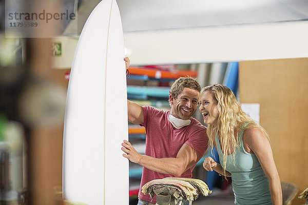 Surfboard Shaper Workshop  glücklicher Mann und Frau mit Surfboard
