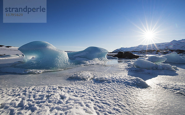 Island  gefrorene Landschaft in einem Gletscher