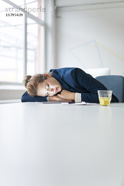 Geschäftsfrau eingeschlafen über digitalem Tablett