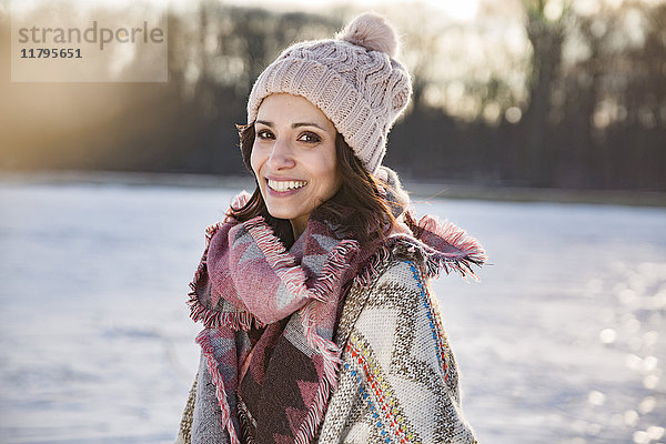 Porträt einer glücklichen Frau im Freien im Winter
