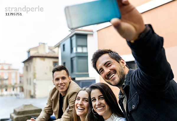 Gruppe von Freunden  die einen Selfie in der Stadt mitnehmen.