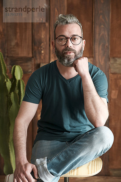 Porträt eines bärtigen Mannes mit Brille