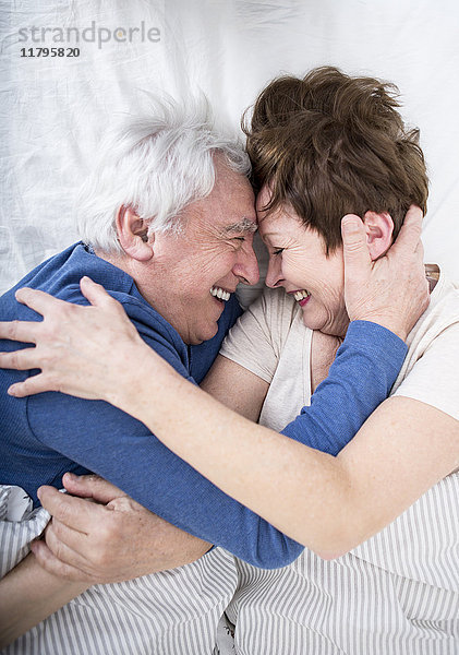 Seniorenpaar mit Spaß im Bett