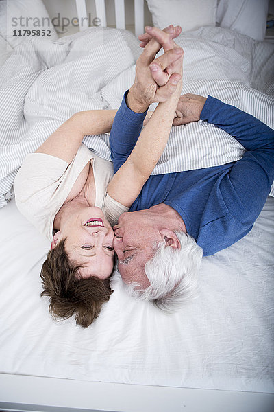 Seniorenpaar mit Spaß im Bett