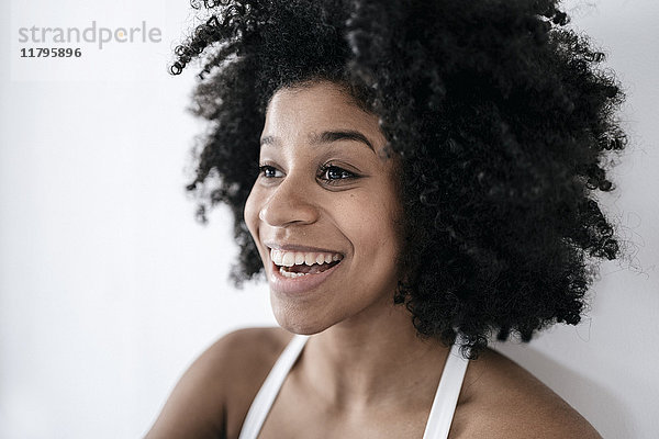 Porträt einer glücklichen jungen Frau  lachend