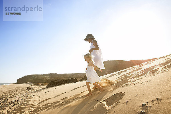 Spanien  Fuerteventura  Mutter läuft mit Tochter am Strand