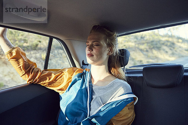 Junge Frau entspannt im Auto