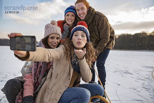 Freunde mit einem Selfie auf dem zugefrorenen See