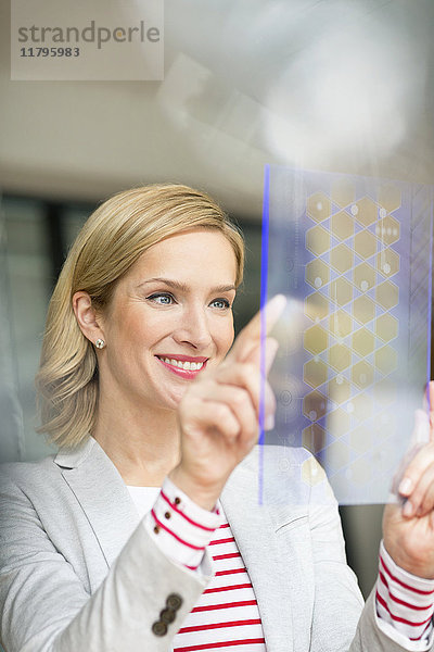Lächelnde Geschäftsfrau mit futuristischem tragbarem Gerät