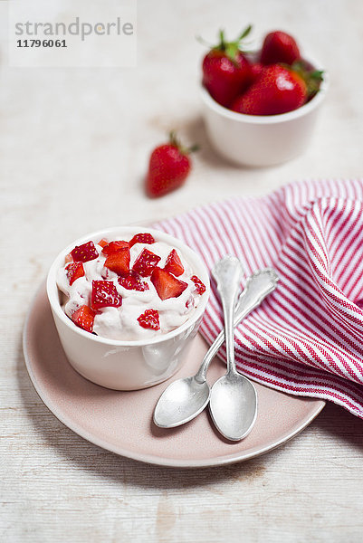 Dessert mit frischen Erdbeeren und Schlagsahne
