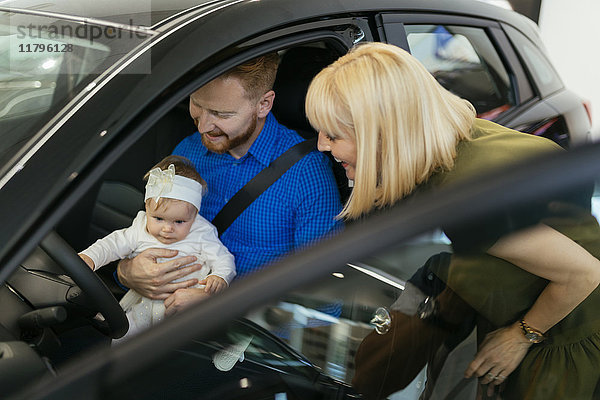 Familie wählt neues Familienfahrzeug im Autohaus