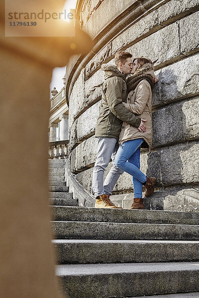 Deutschland  Potsdam  junges Paar beim Küssen an der Glienicker Brücke