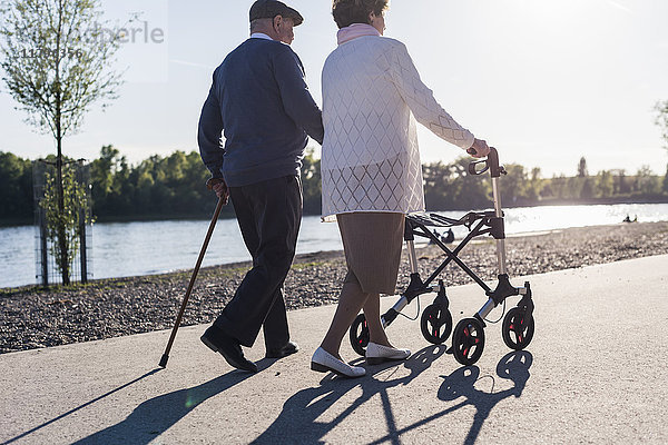 Glückliches Seniorenpaar beim Spaziergang am Fluss