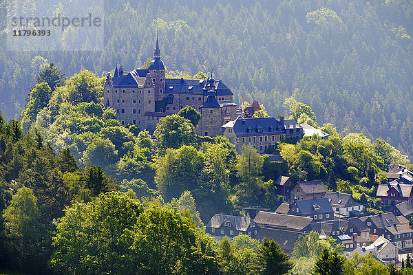 Deutschland  Dorf Lauenstein  Blick auf Burg Lauenstein