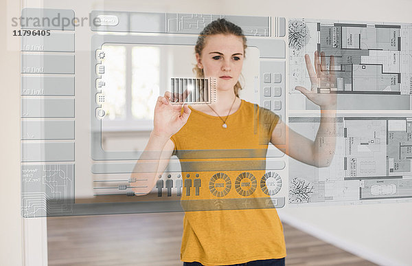 Junge Frau organisiert virtuelles Hausmodell