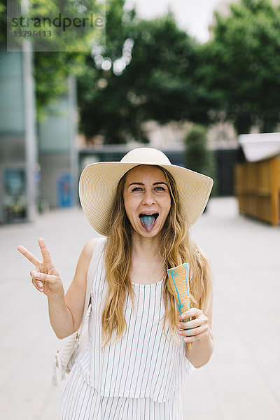 Frau mit verfärbter Zunge mit Eiscremekegel