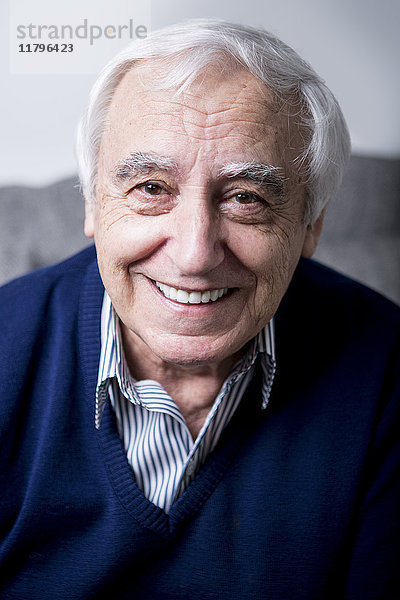 Porträt eines glücklichen älteren Mannes