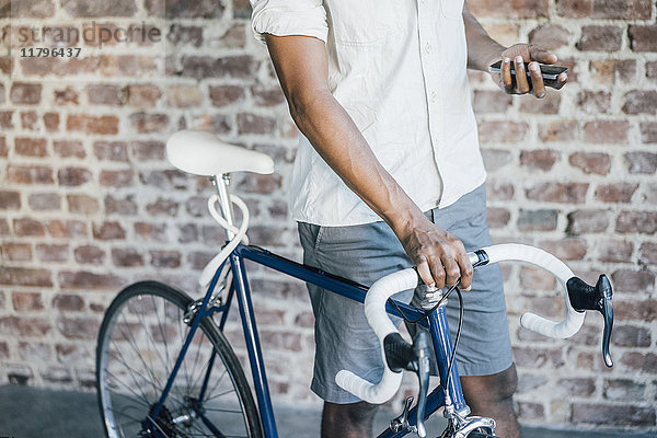 Nahaufnahme des Mannes mit Fahrradkontroll-Handy