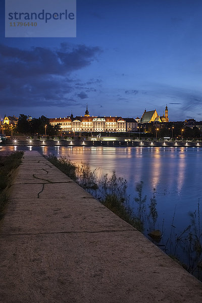 Polen  Warschau  Altstadtsilhouette mit Königsschloss bei Nacht  Blick vom Pier auf die Weichsel