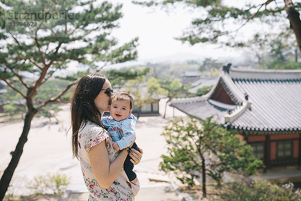 Südkorea  Seoul  Mutter und Baby besuchen Changdeokgung Palace und Huwon